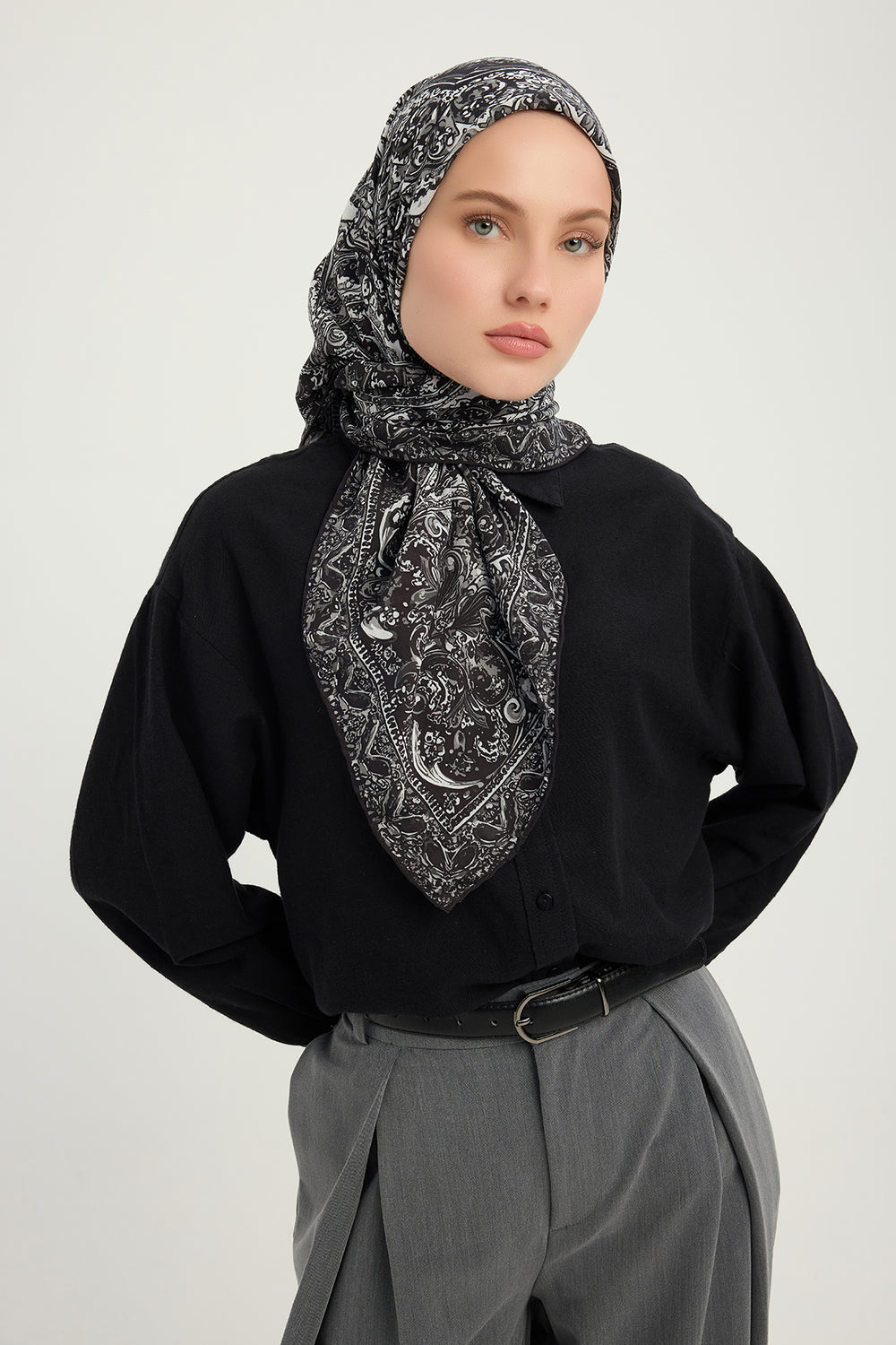 Vierra Desenli Eşarp - Ebedi Saraylar - Siyah