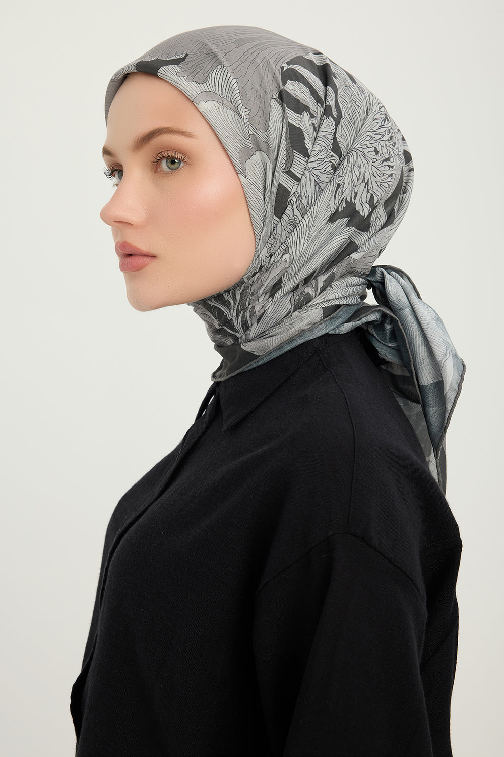 Efilia Desenli Eşarp - Mercan Bahçesi - Siyah