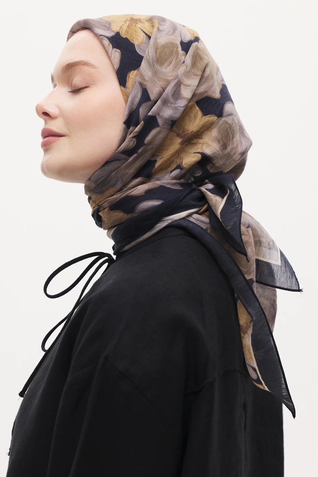 Tensel Eşarp - Pastel Çiçek Desen - Siyah Gold