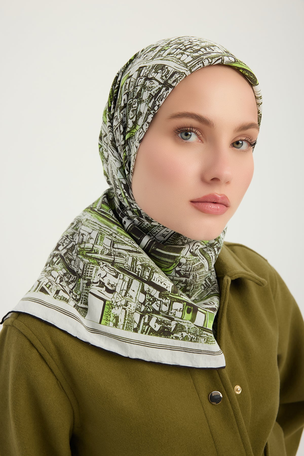 Vierra Desenli Eşarp - Yankılar Şehri - Yeşil