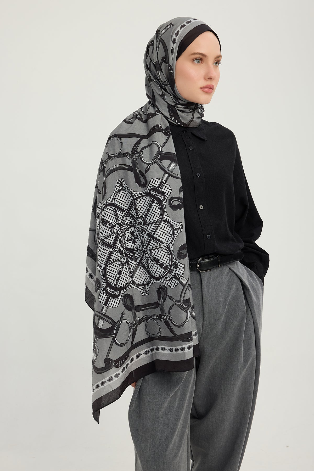 Vierra Desenli Şal - Süvarinin Arması - Siyah