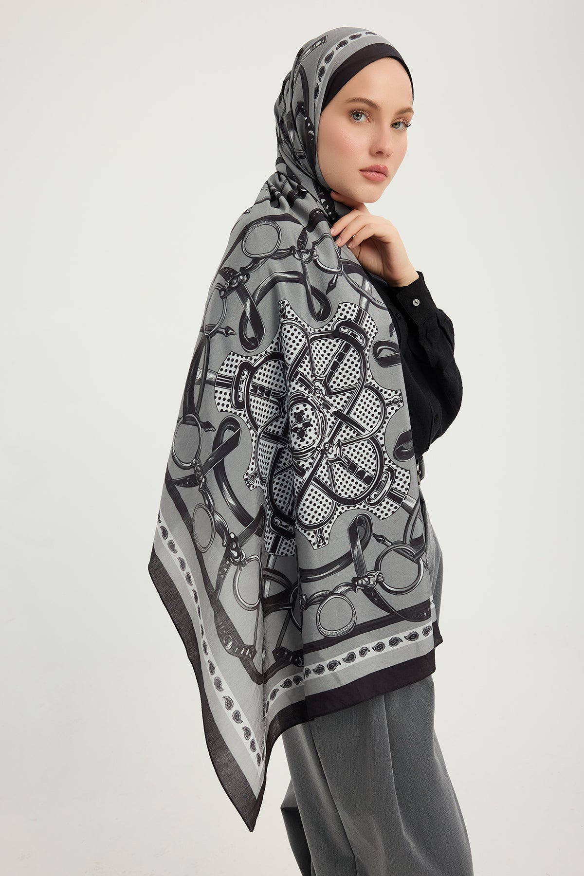 Vierra Desenli Şal - Süvarinin Arması - Siyah