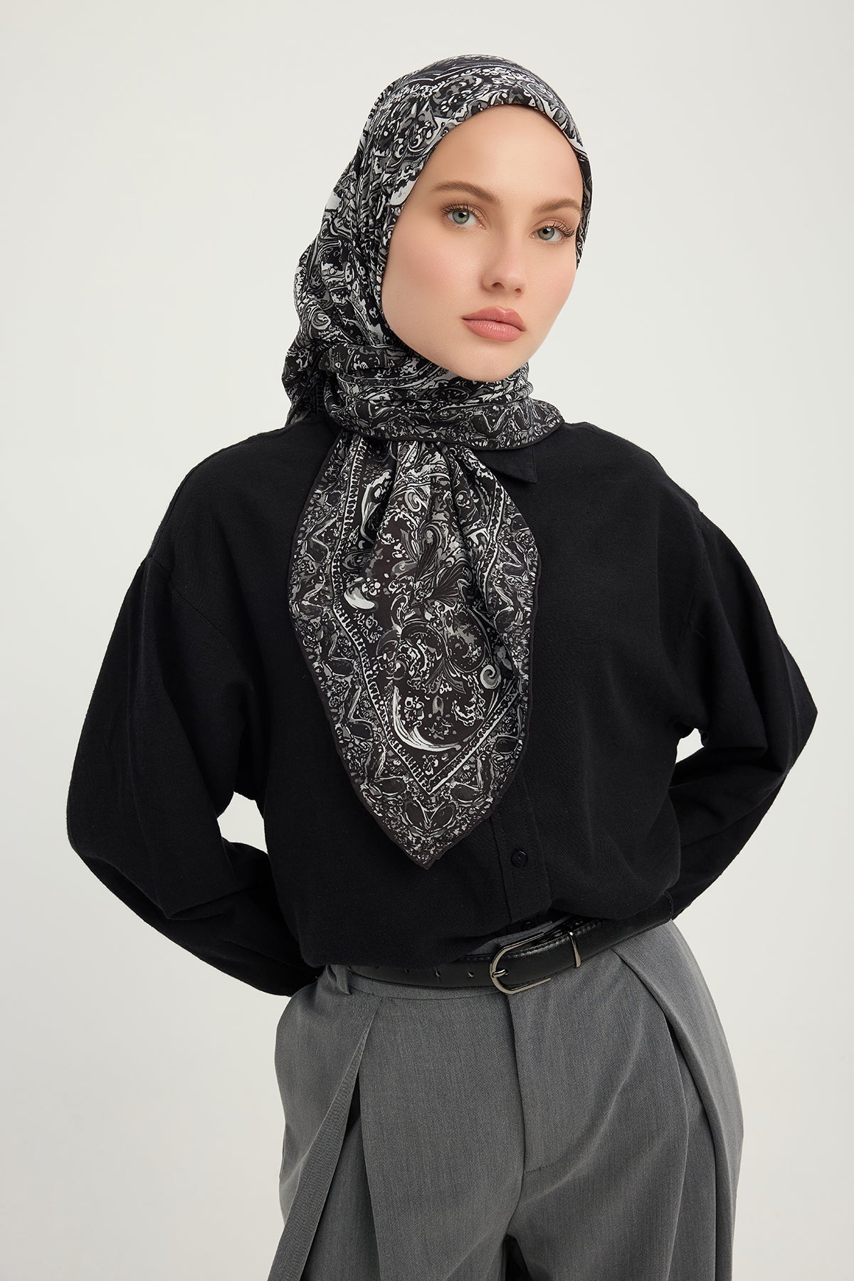 Vierra Desenli Eşarp - Ebedi Saraylar - Siyah