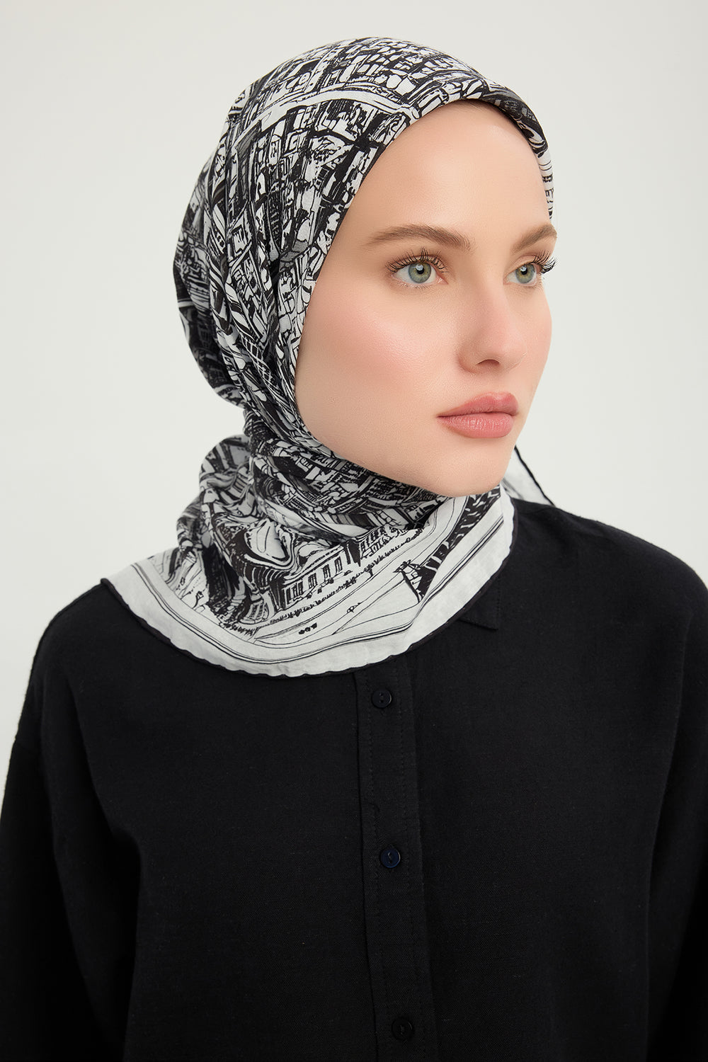 Vierra Desenli Eşarp - Yankılar Şehri - Siyah