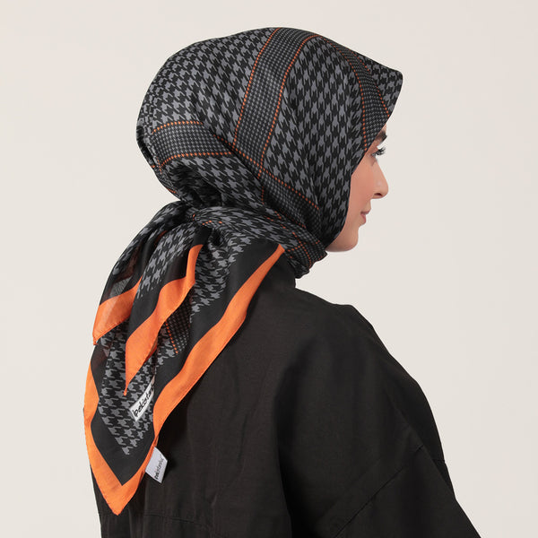 Pamuk İpek Eşarp - Minik Kazayağı Desen - Siyah Turuncu